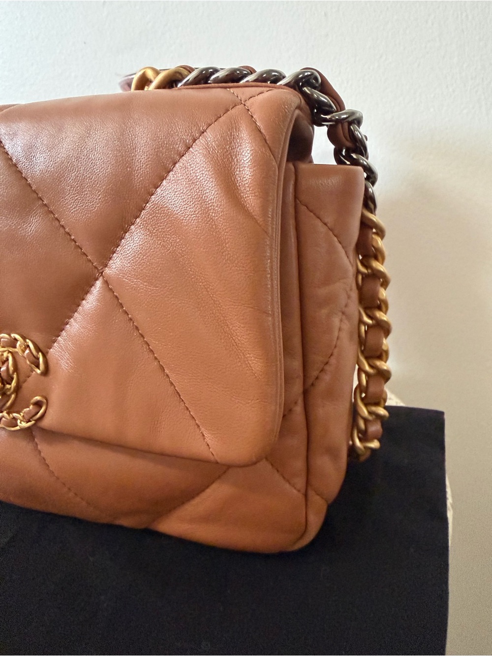 CHANEL 19 QUILTED LAMBSKIN BAG Camel color size S microchipped - Picture 7 of 16